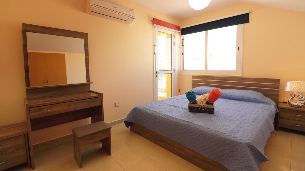 Panikos Beach Apartment I Ларнака Экстерьер фото